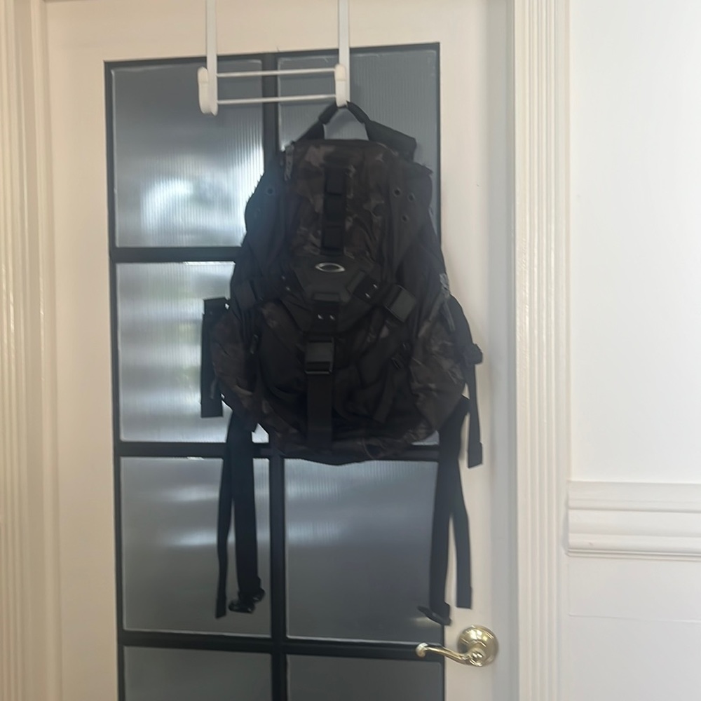 Men's Oasis Dark camo big supportive backpack good condition